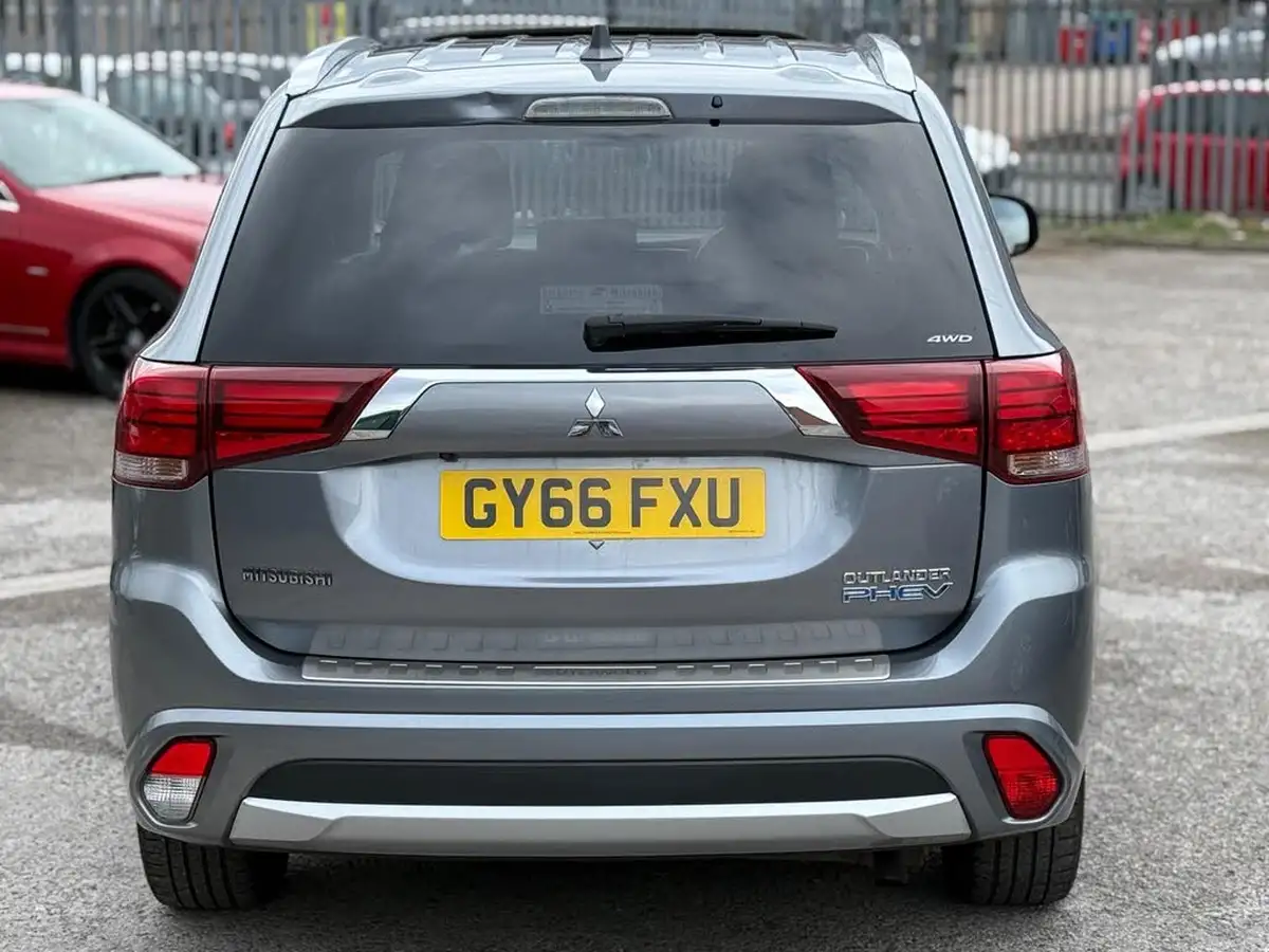 2017-mitsubishi-outlander-20-4h-phev-big-3