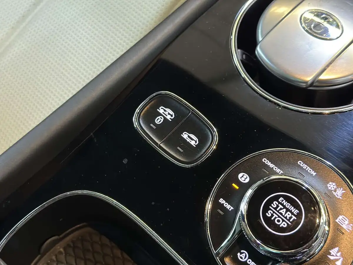 2016-bentley-bentayga-60-w12-big-68