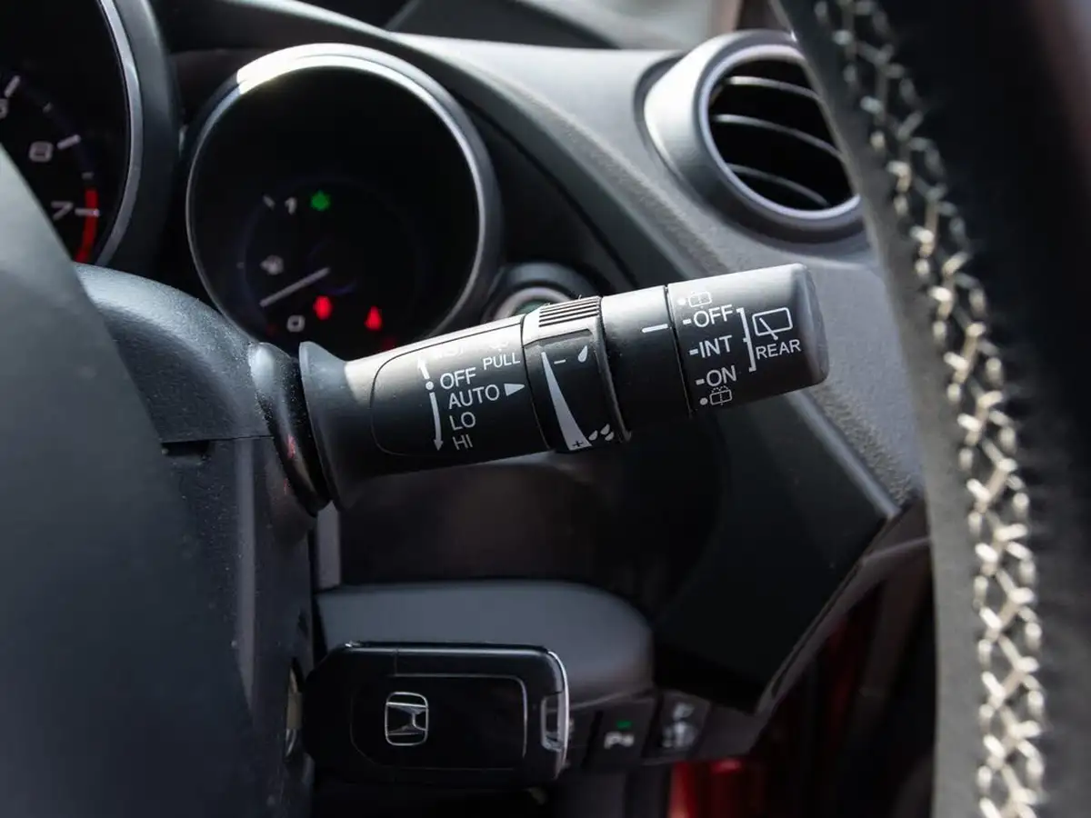 2014-honda-civic-18-se-plus-hatchback-auto-big-16