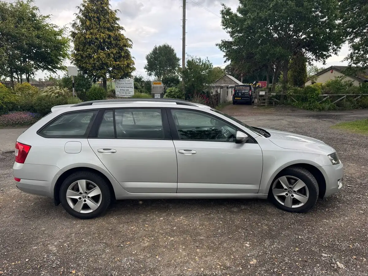 2013-skoda-octavia-16tdi-se-estate-dsg-big-4