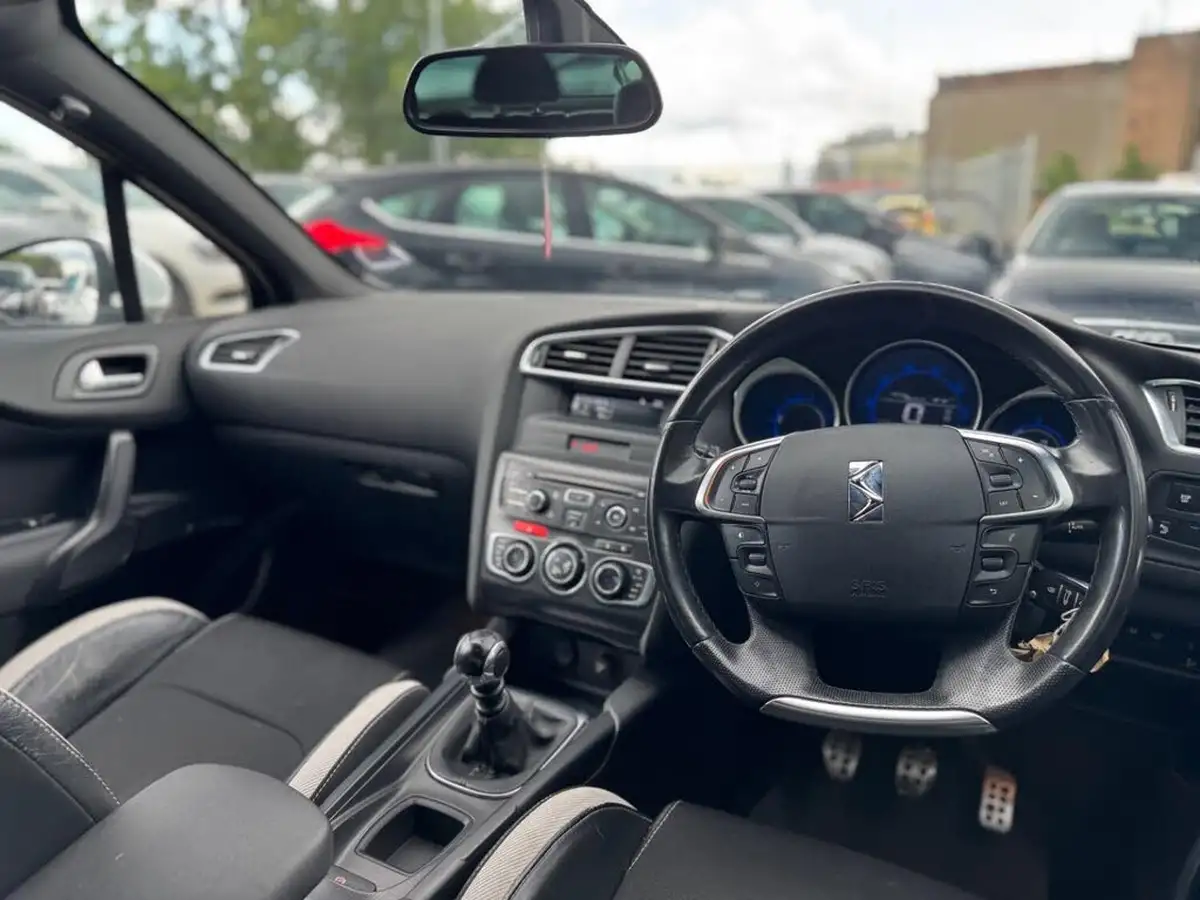 2013-citroen-ds4-16td-dstyle-big-15