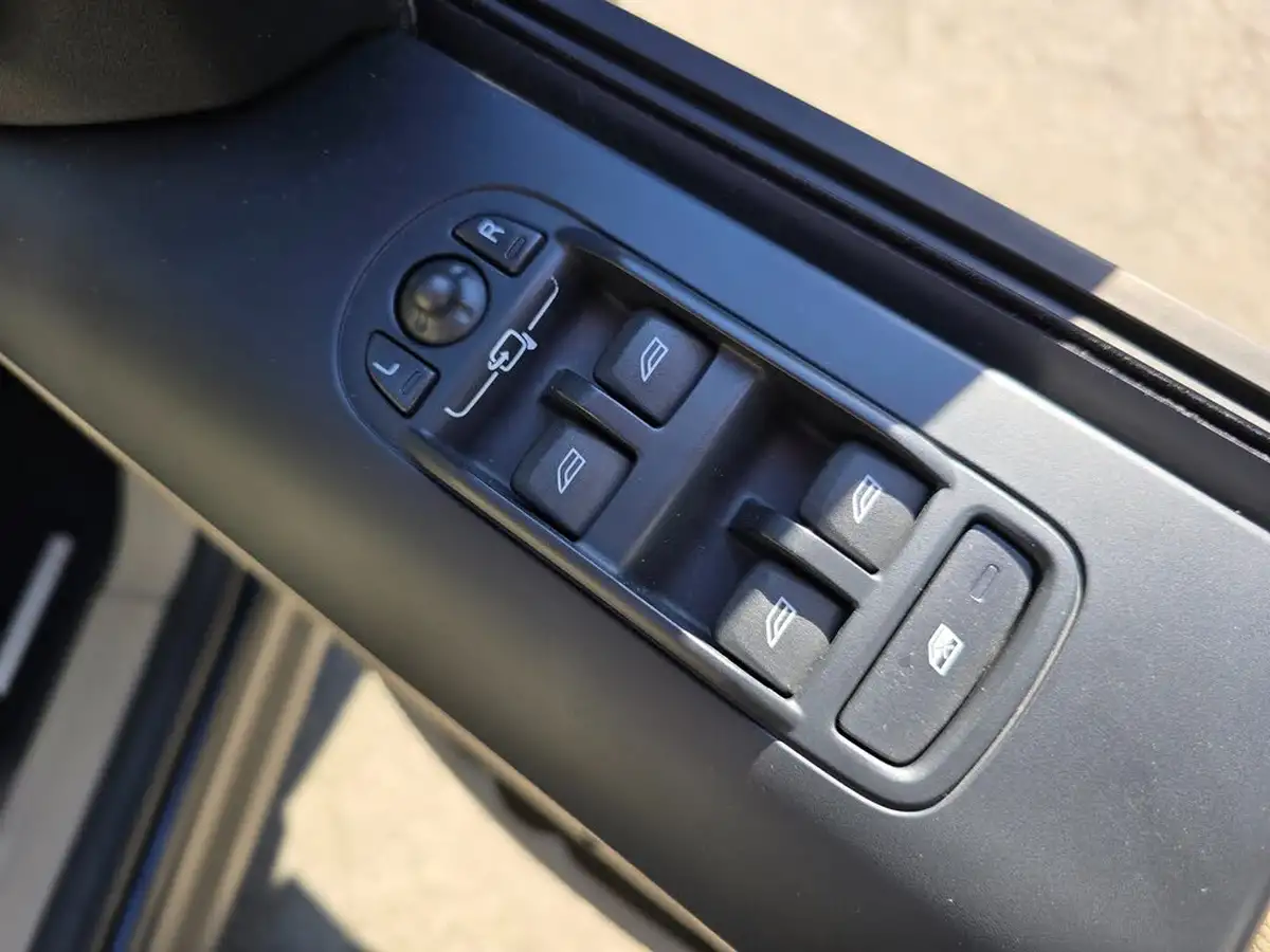 2011-land-rover-freelander-2-big-39