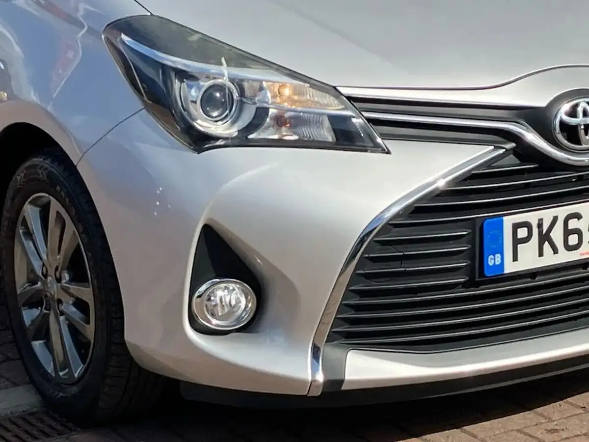 2015-toyota-yaris-133-icon-vvt-i-5d-big-30