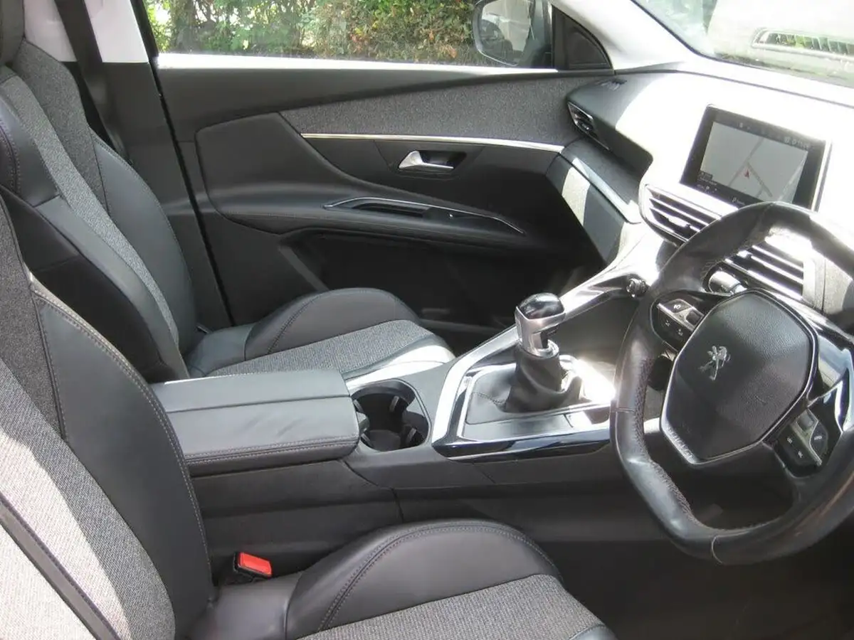2017-peugeot-3008-suv-12-puretech-allure-big-1