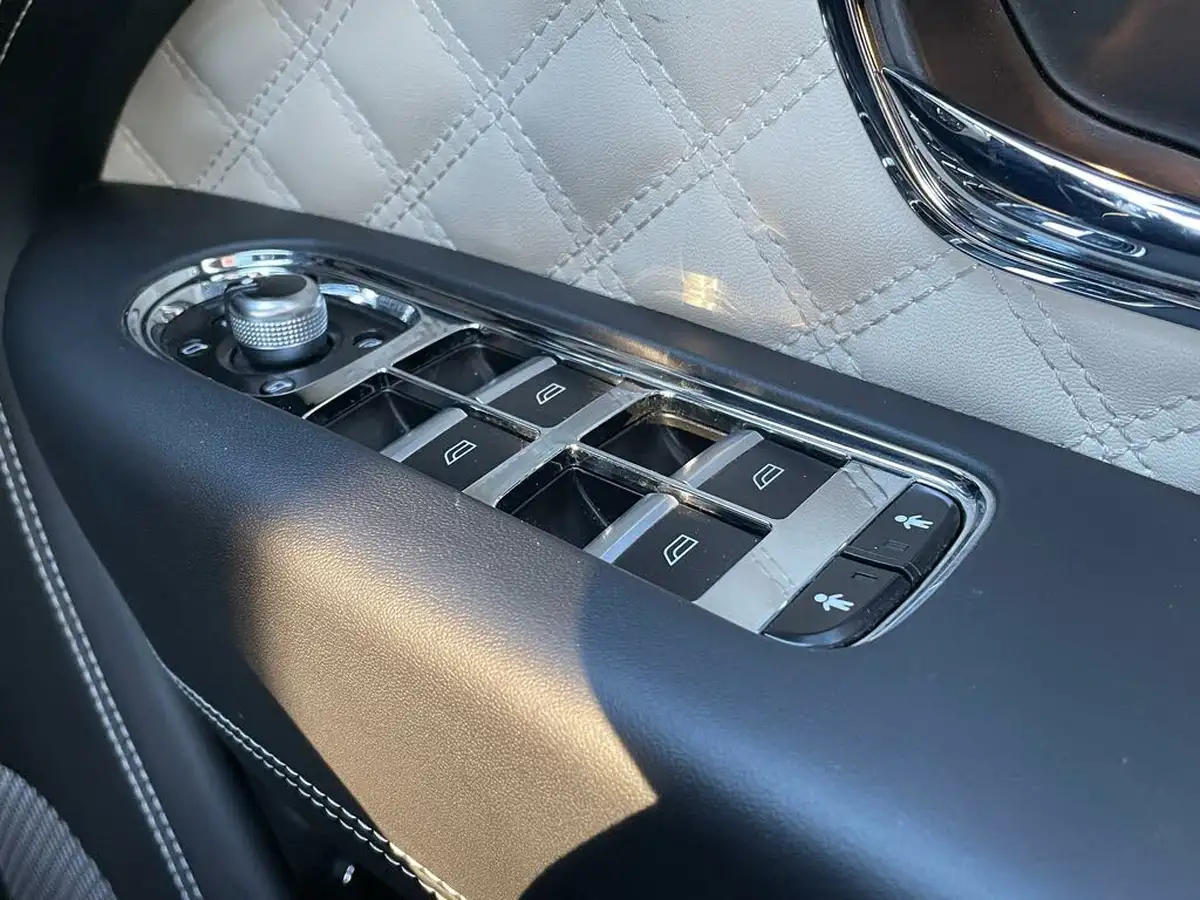 2021-bentley-bentayga-40-v8-big-46