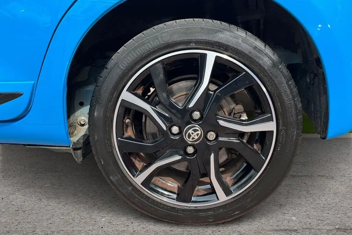 2019-toyota-yaris-15-vvt-i-red-bi-tone-hybrid-big-8