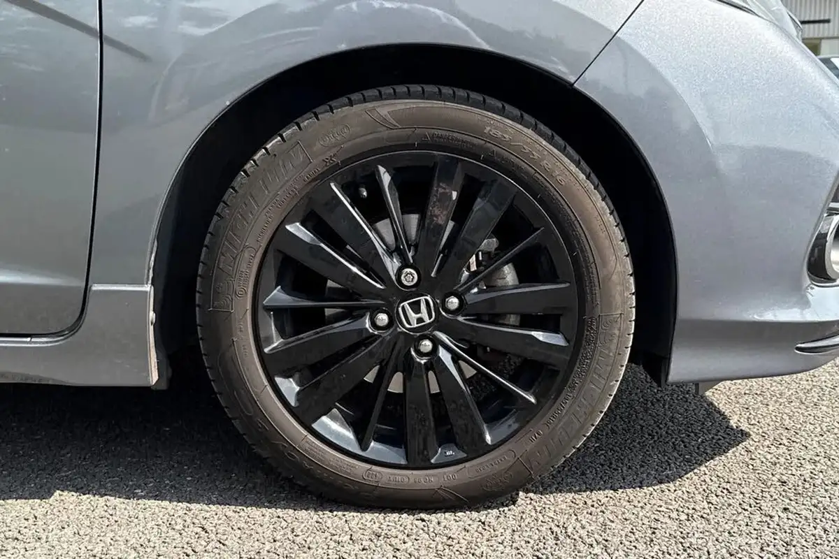 2018-honda-jazz-15-i-vtec-sport-navi-cvt-big-11