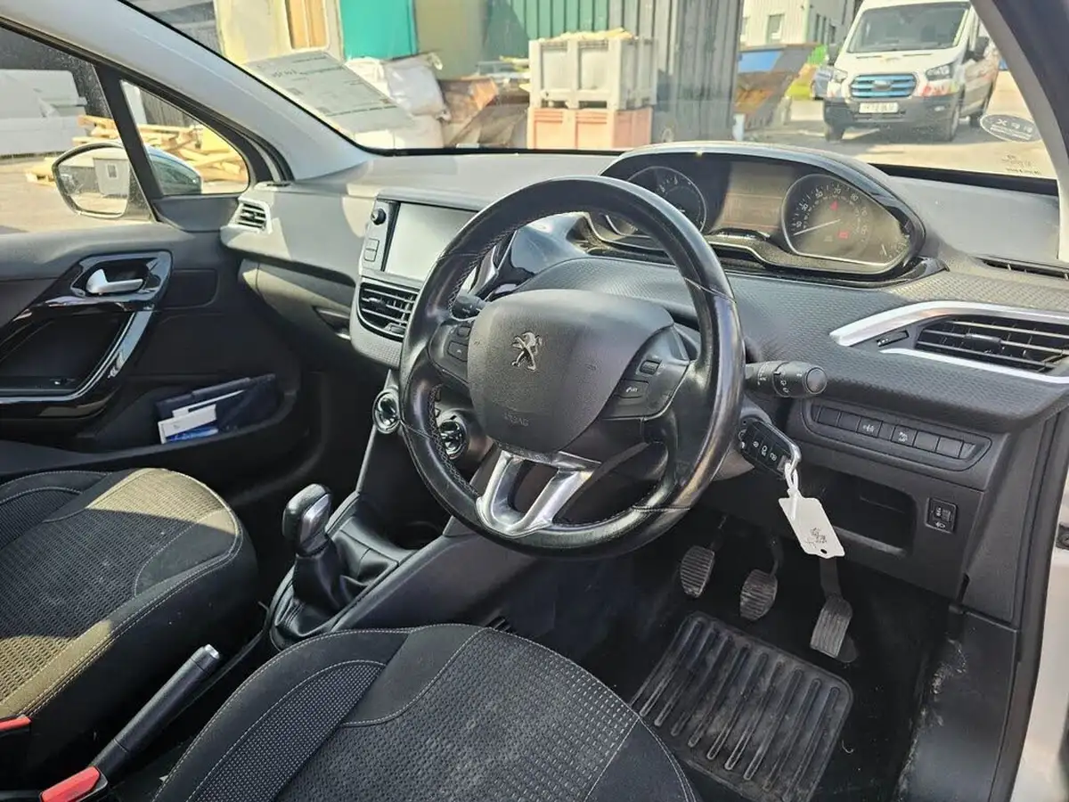 2017-peugeot-208-12-puretech-allure-premium-ss-big-3