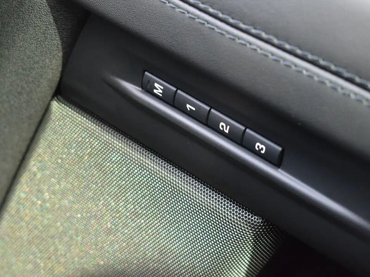 2023-land-rover-range-rover-evoque-15-p300e-r-dynamic-hse-big-31