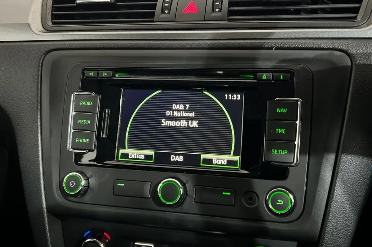 2015-skoda-rapid-spaceback-16tdi-se-tech-105ps-1598cc-big-18