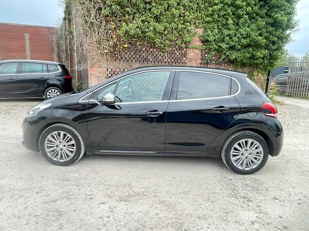 2016-peugeot-208-16bluehdi-allure-75bhp-5d-big-9