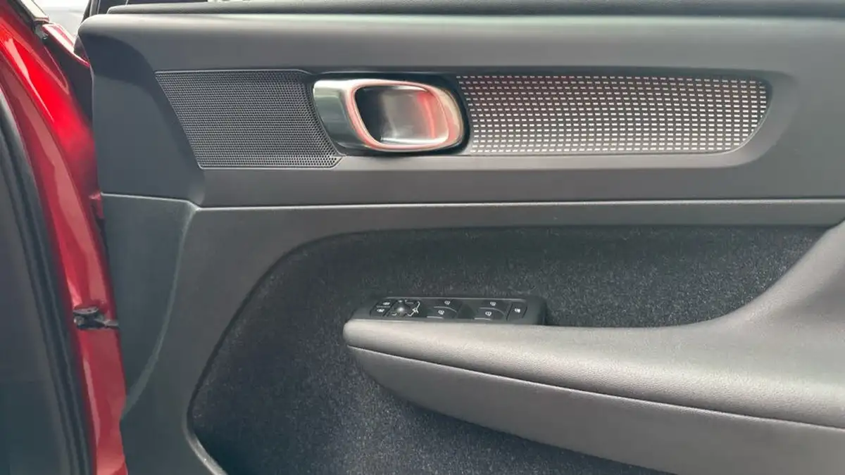 2020-volvo-xc40-15-t3-r-design-geartronic-big-14