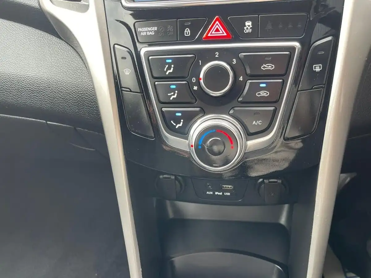 2015-hyundai-i30-16crdi-se-nav-110ps-tourer-big-11