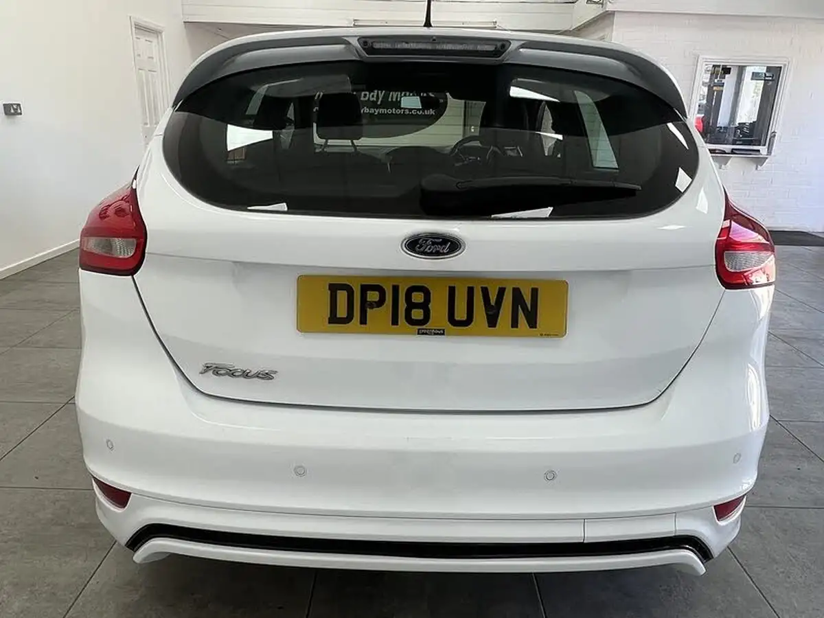 2018-ford-focus-15-st-line-hatchback-big-2