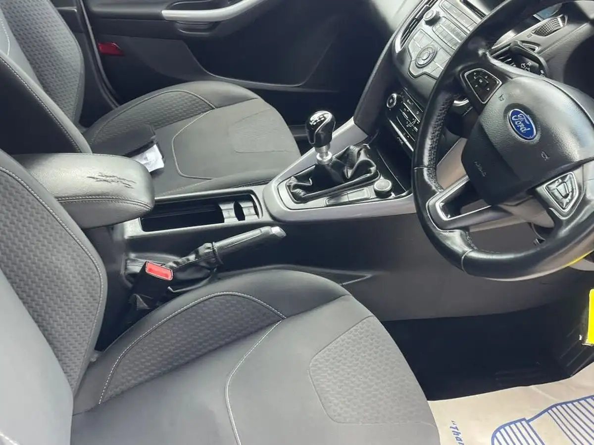2015-ford-focus-10-zetec-t-125ps-hatchback-big-27