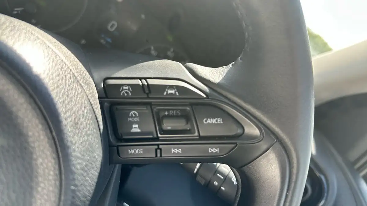 2024-mazda-mazda2-15-centre-line-big-20