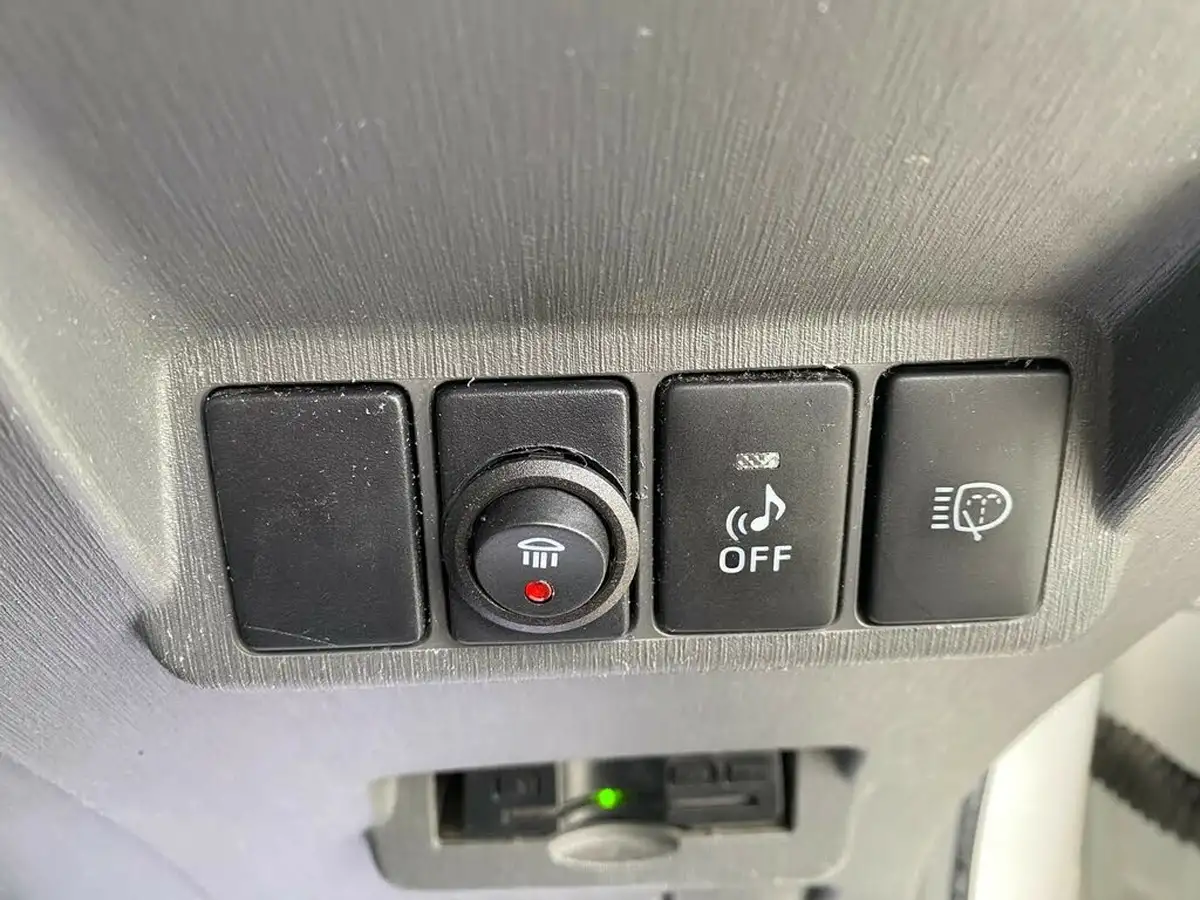 2015-toyota-prius-big-26