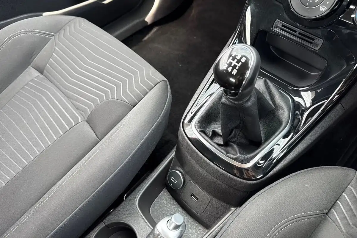 2017-ford-fiesta-125-zetec-3d-big-22