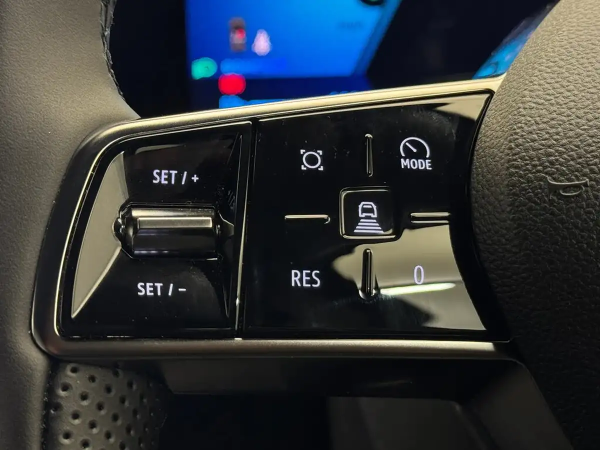 2025-renault-megane-e-tech-e-iconic-big-17