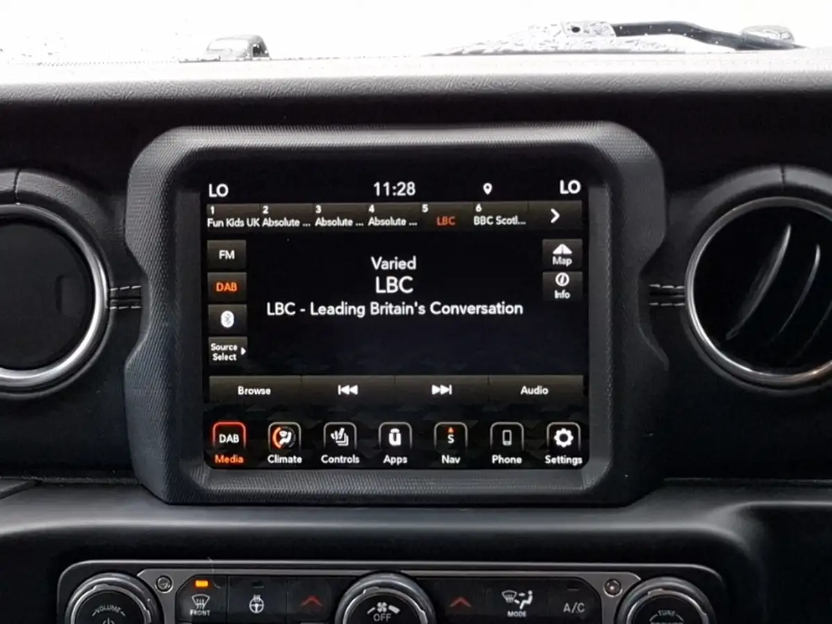2025-jeep-wrangler-20-gme-sahara-big-9