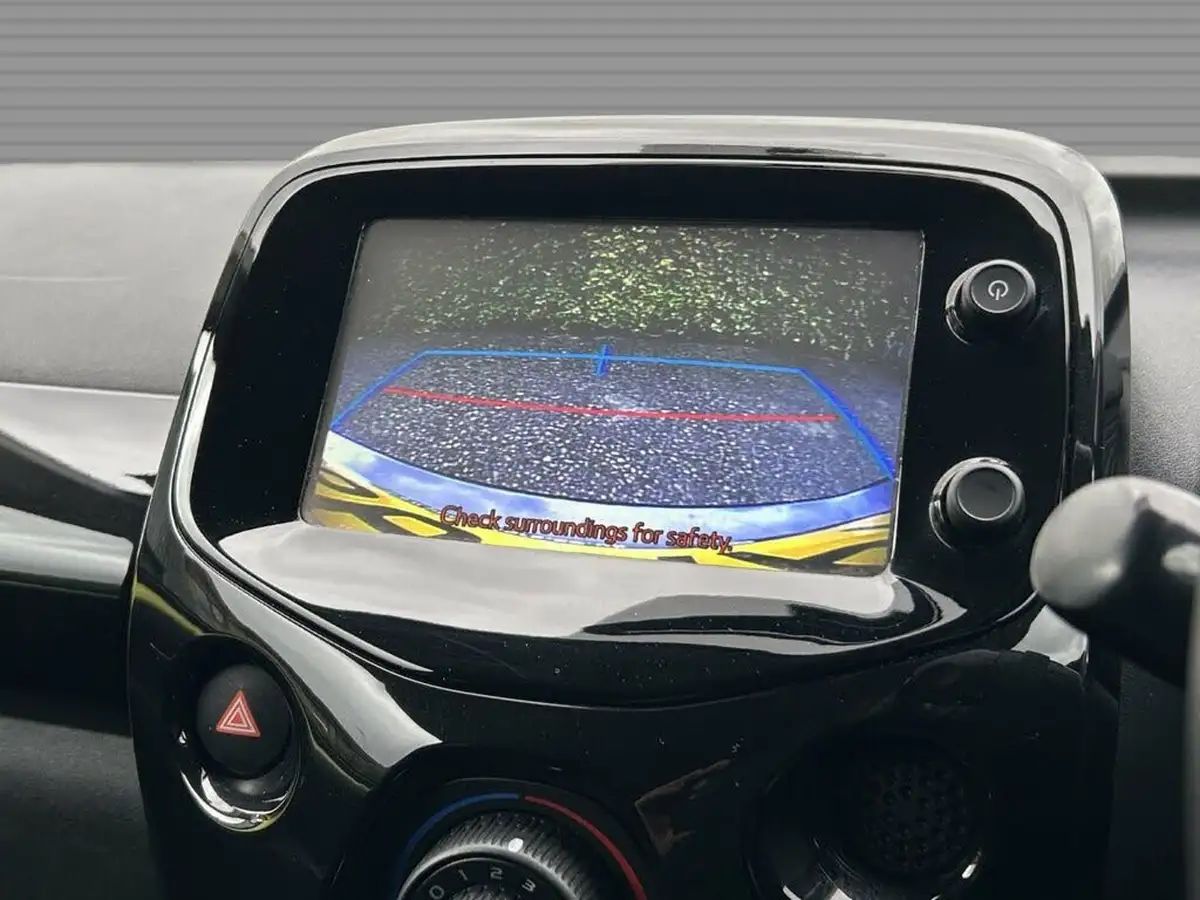 2016-toyota-aygo-10-vvt-i-x-cite-3-bi-tone-yellow-3d-big-4