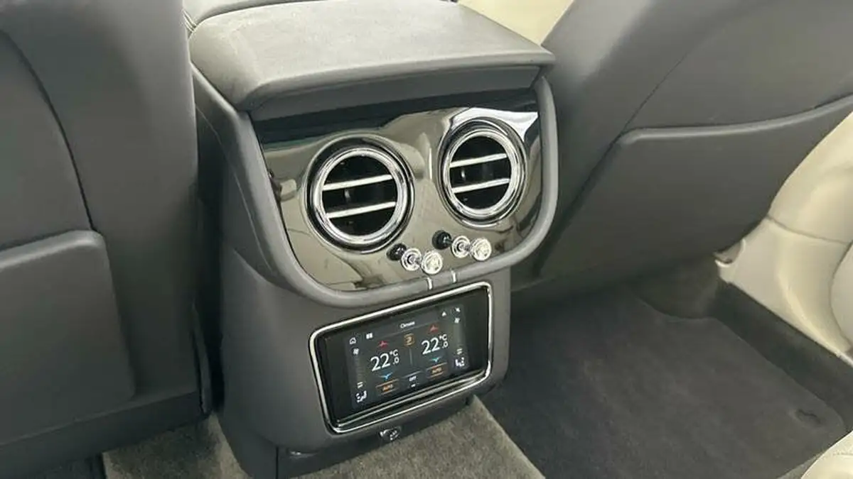 2023-bentley-bentayga-40-v8-big-48