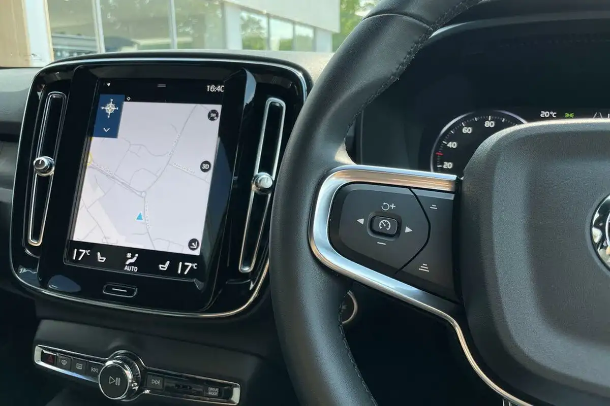 2022-volvo-xc40-15-t4-plus-big-34
