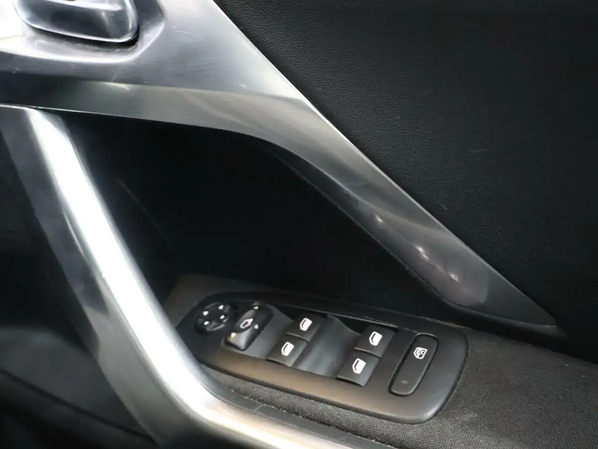 2019-peugeot-2008-suv-12-puretech-allure-premium-82bhp-big-34