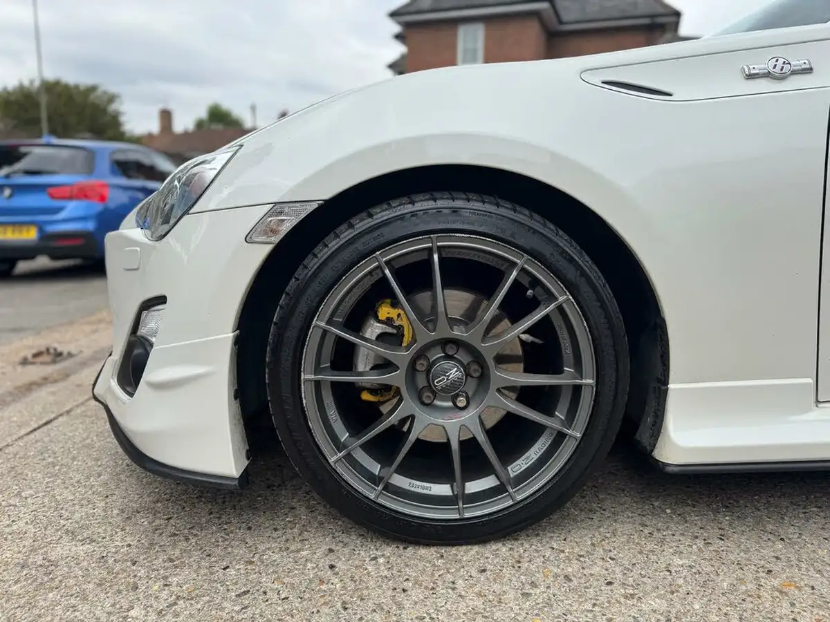 2015-toyota-gt86-20-aero-big-15