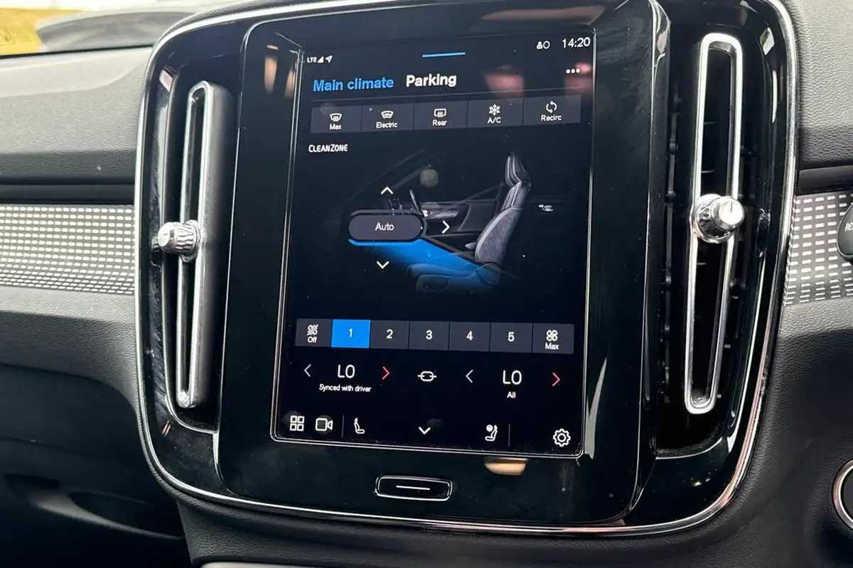 2024-volvo-xc40-20-b3-plus-big-22