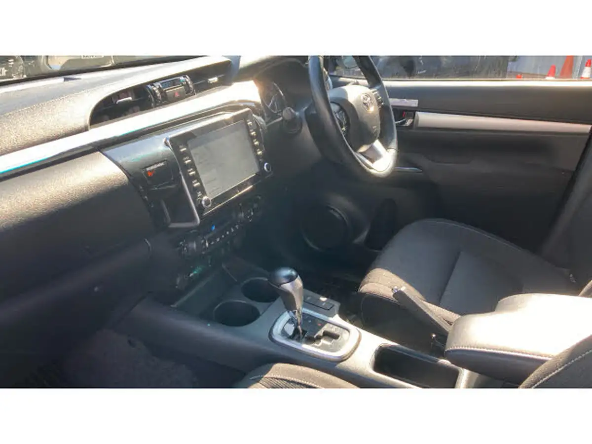 2023-toyota-hi-lux-28d-4d-invincible-2754cc-auto-big-13