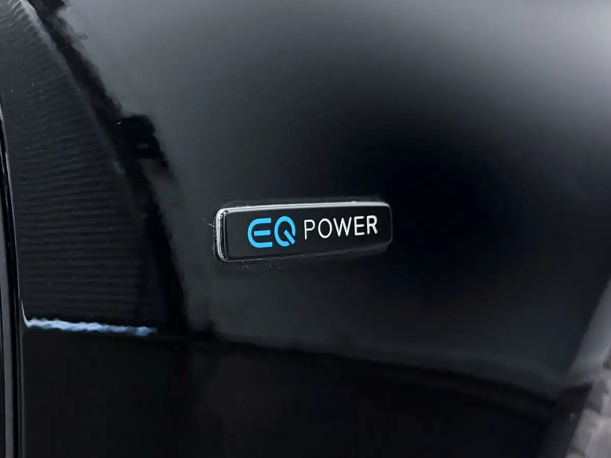 2021-mercedes-benz-e-class-20d-e300de-amg-line-edition-eq-power-saloon-4d-big-11