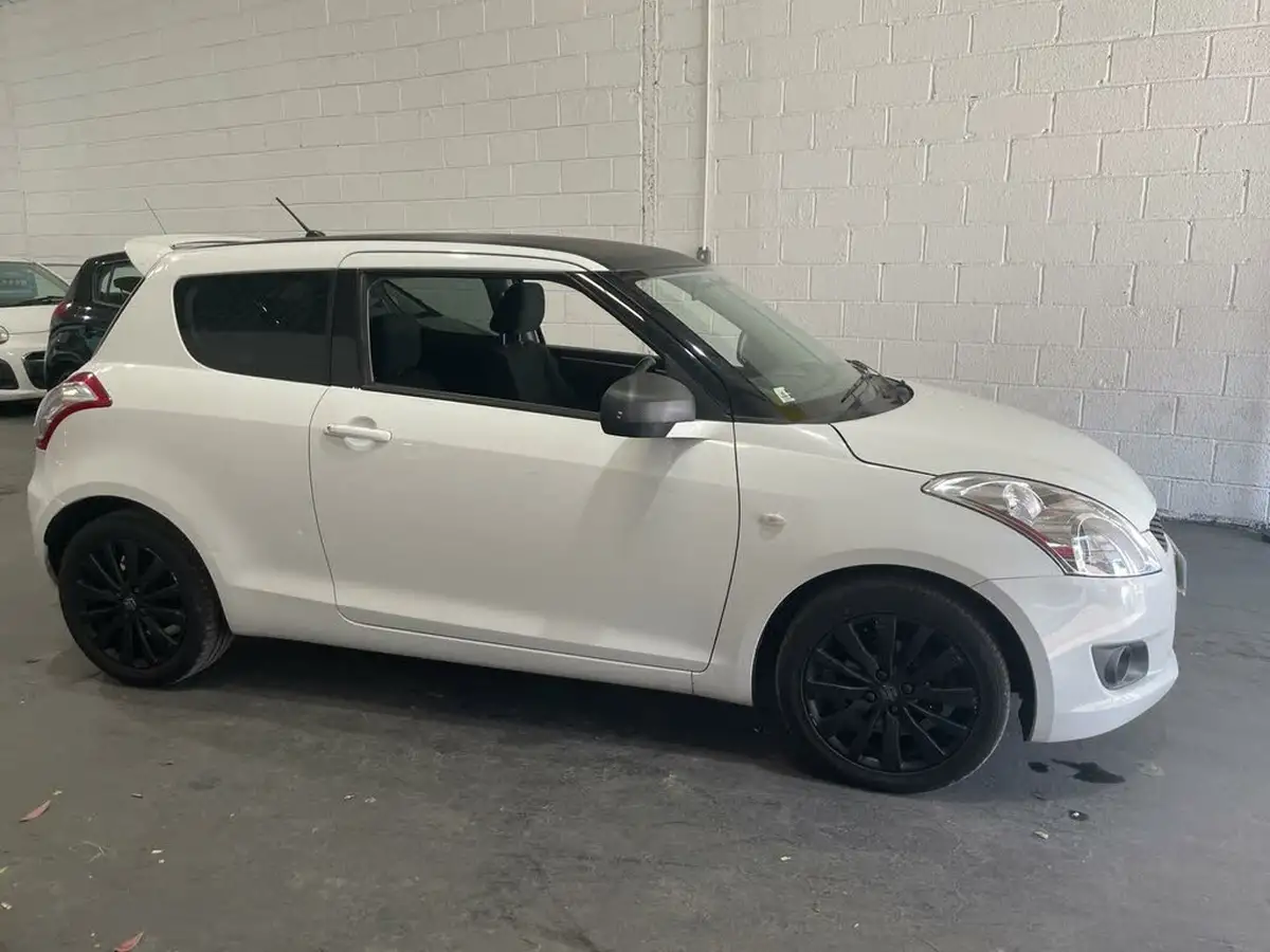 2012-suzuki-swift-12-attitude-3d-big-0