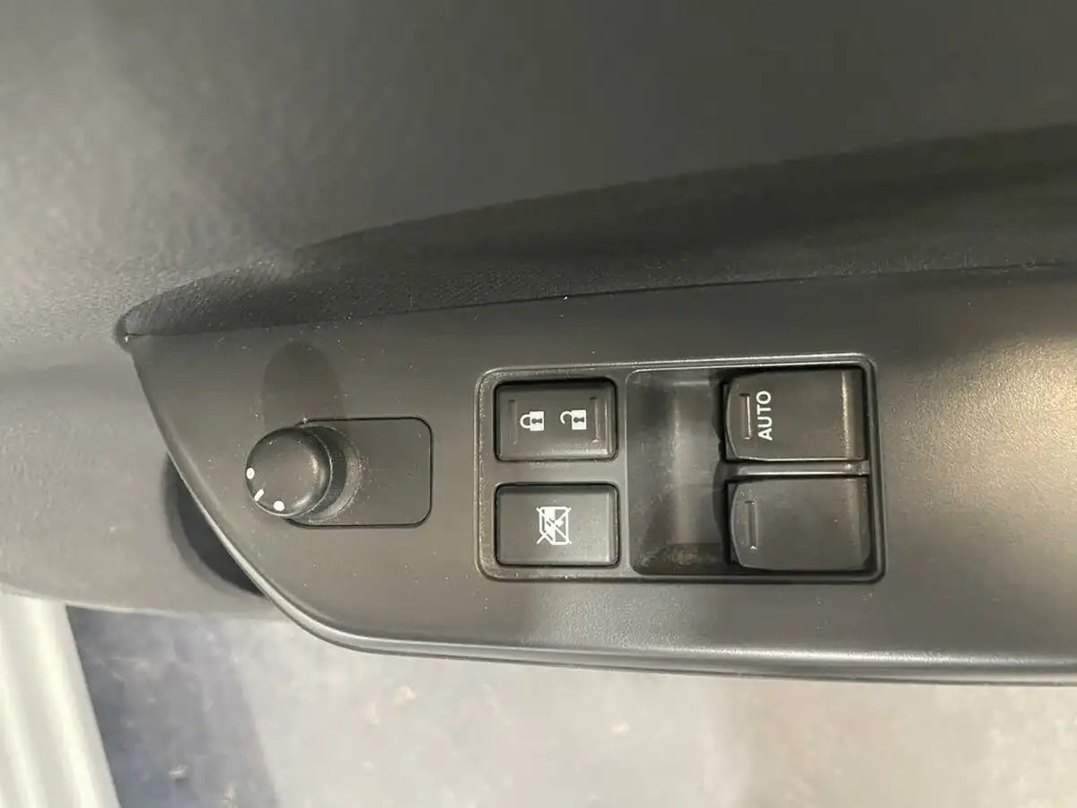 2012-suzuki-swift-12-attitude-3d-big-24