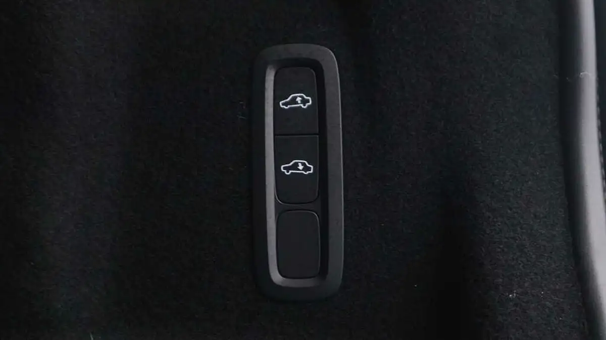 2024-volvo-xc60-20-t8-ultimate-dark-big-19