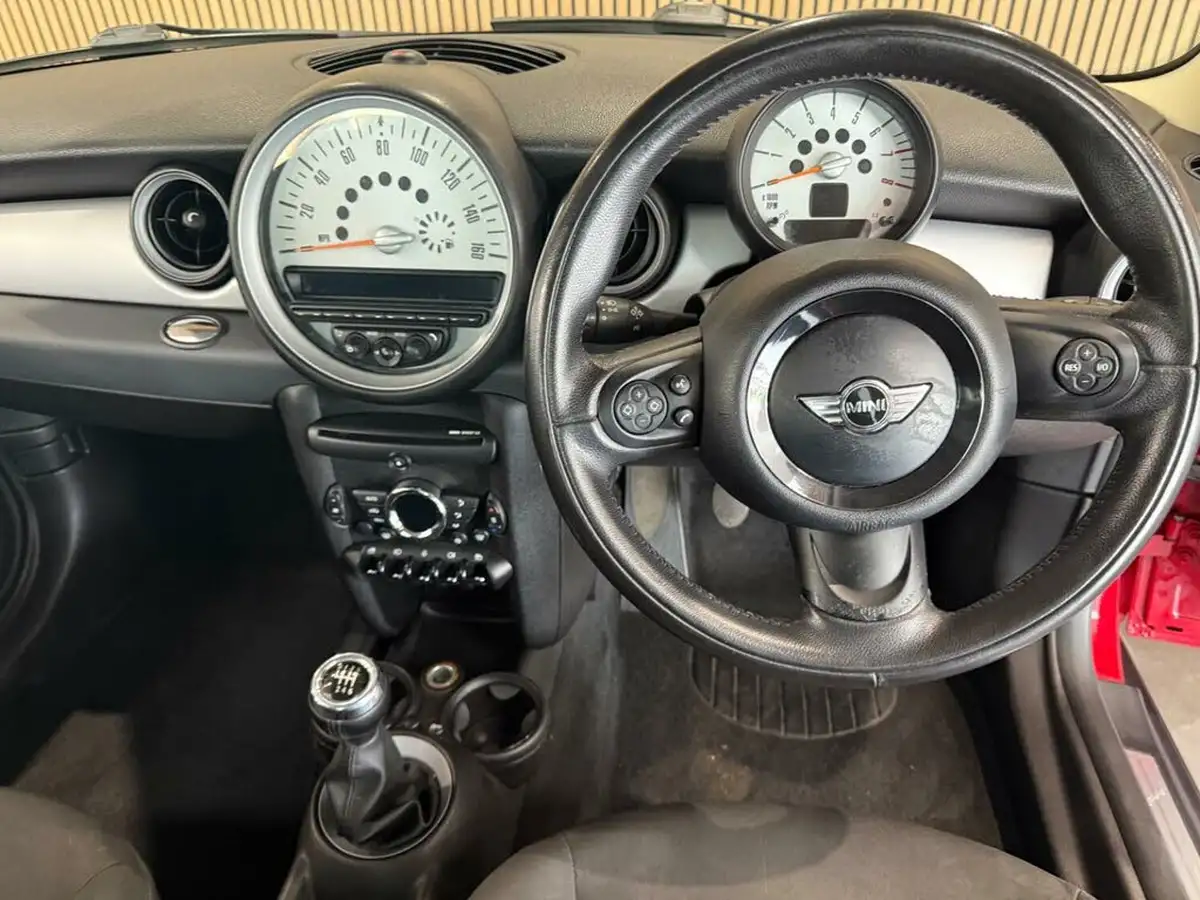 2011-mini-cooper-16-one-98bhp-hatchback-3d-big-13