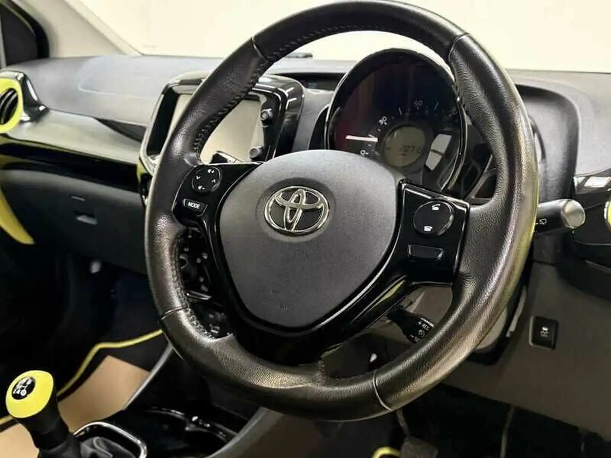 2017-toyota-aygo-10-vvt-i-x-cite-3-bi-tone-yellow-5d-big-8