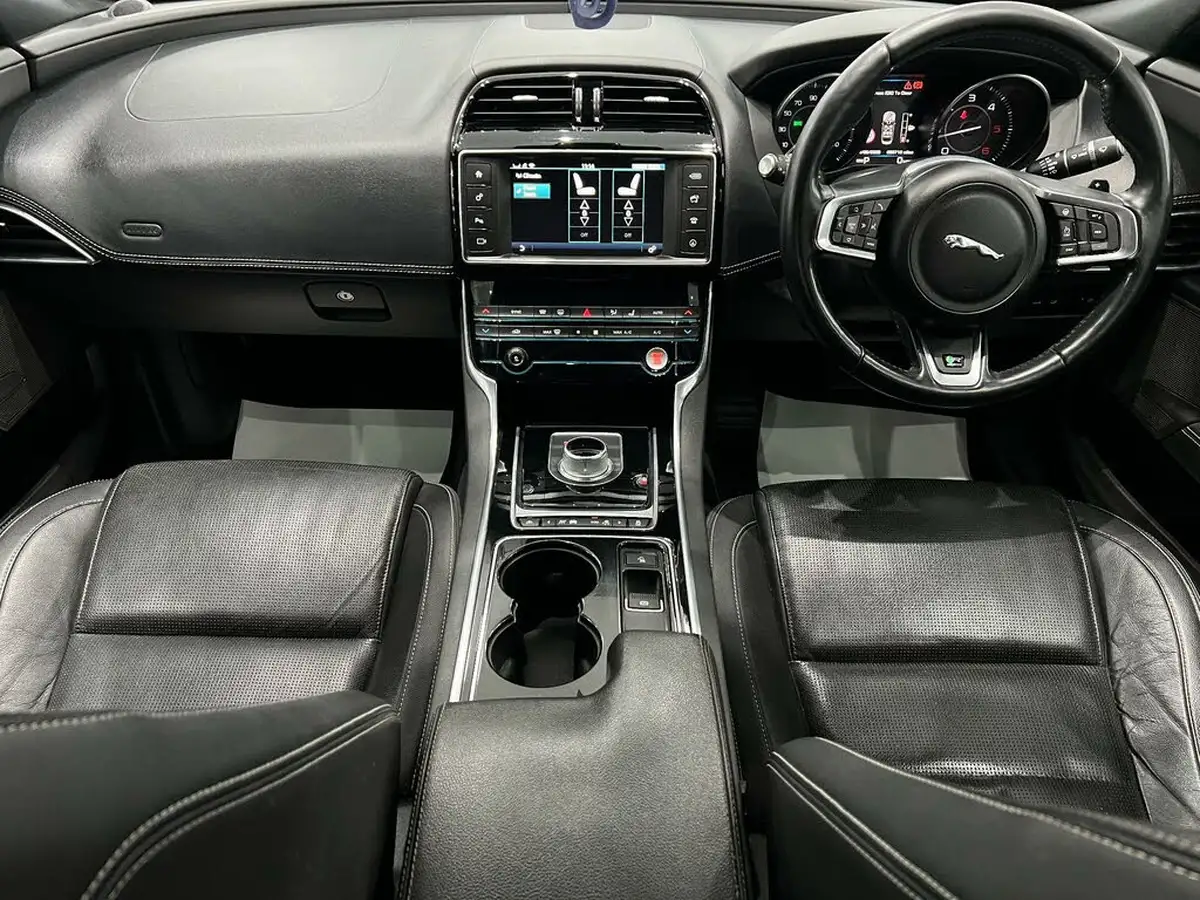 2015-jaguar-xe-20td-r-sport-180ps-auto-big-41