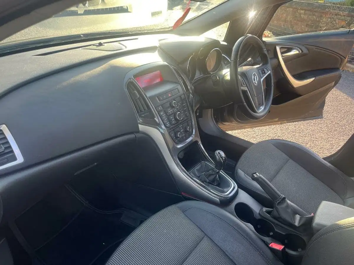 2013-vauxhall-astra-16-se-hatchback-big-12