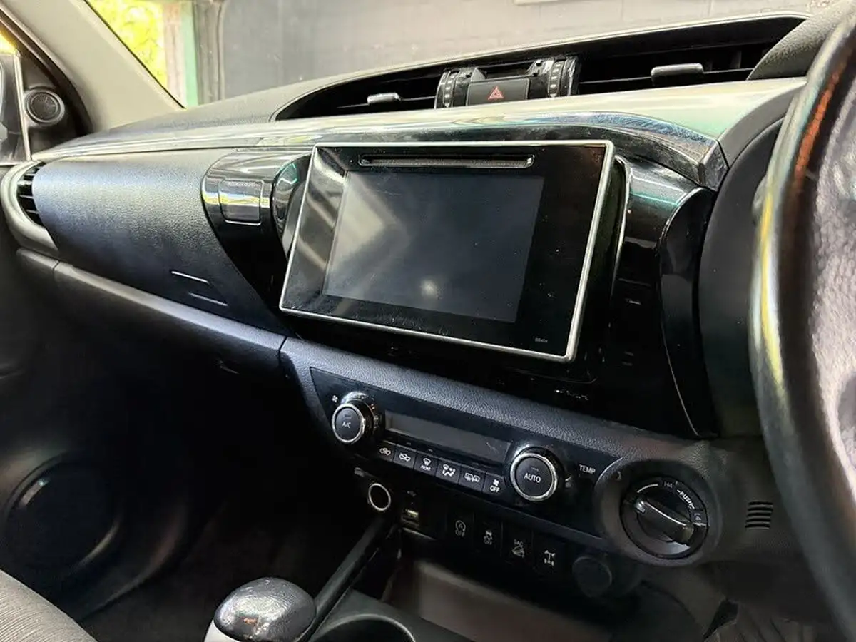 2018-toyota-hi-lux-24d-invincible-ss-auto-big-27