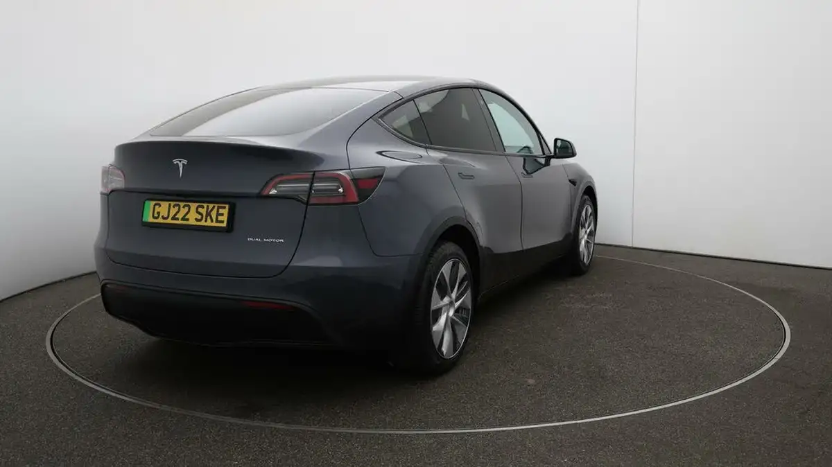 2022-tesla-model-y-e-long-range-big-55