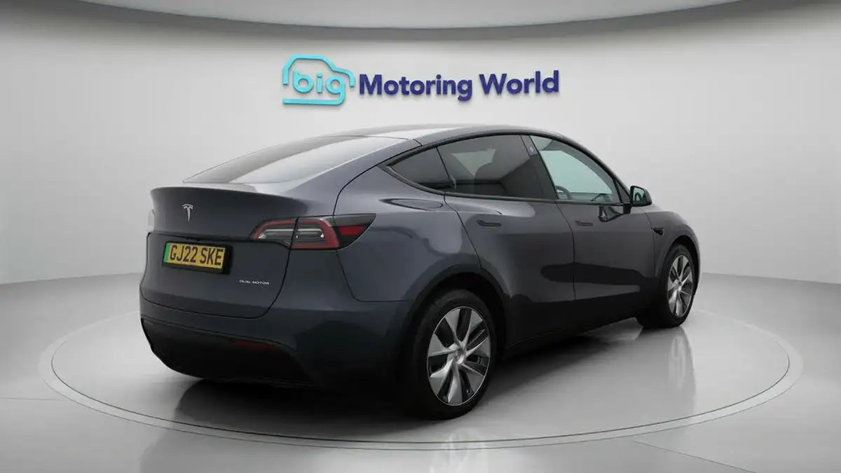 2022-tesla-model-y-e-long-range-big-7