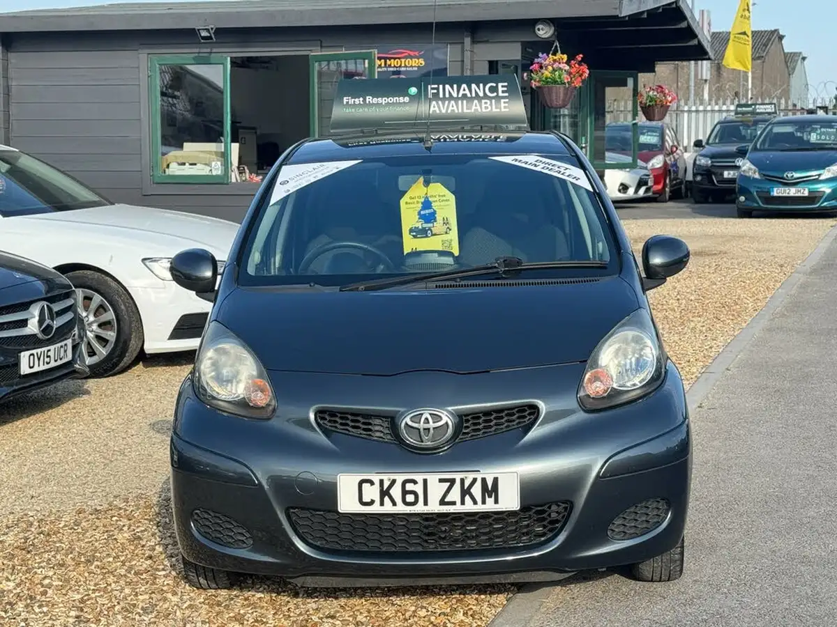 2012-toyota-aygo-10-aygo-go-5d-big-1