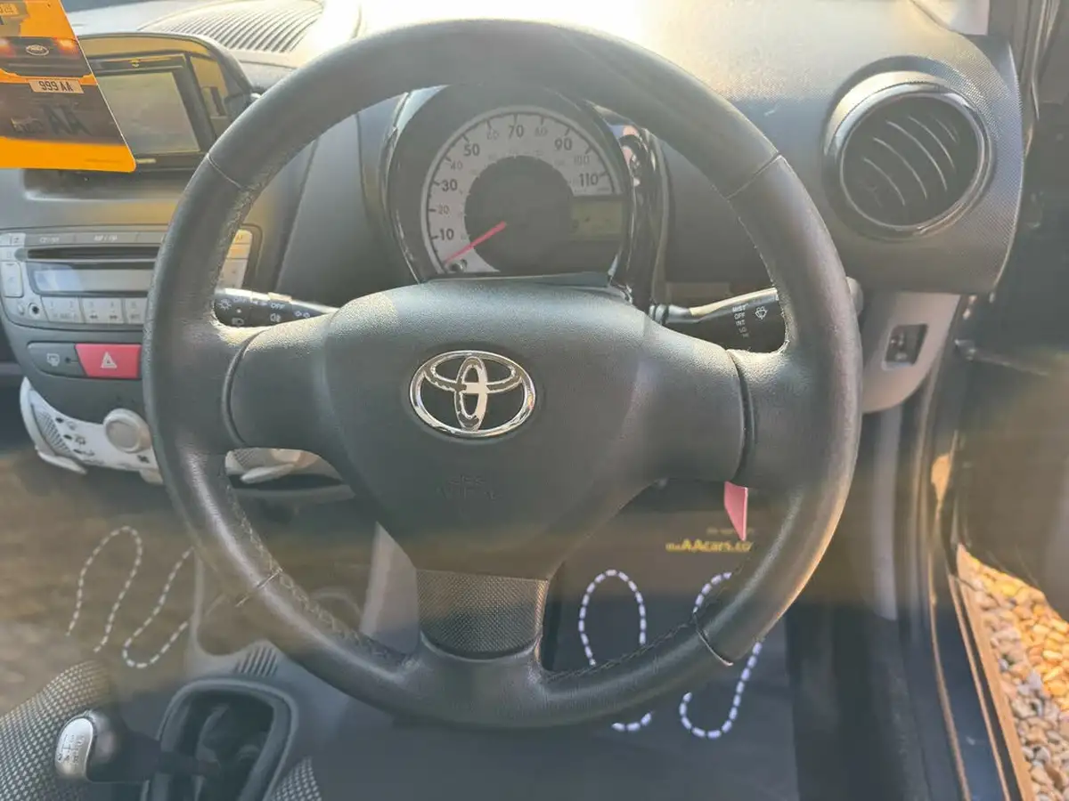 2012-toyota-aygo-10-aygo-go-5d-big-25