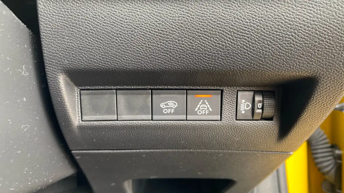 2022-peugeot-208-12-puretech-active-premium-75ps-big-40