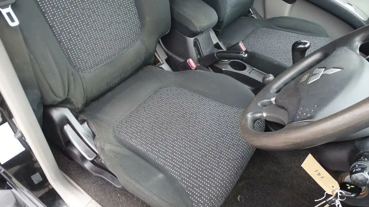 2010-mitsubishi-l200-25td-trojan-big-28