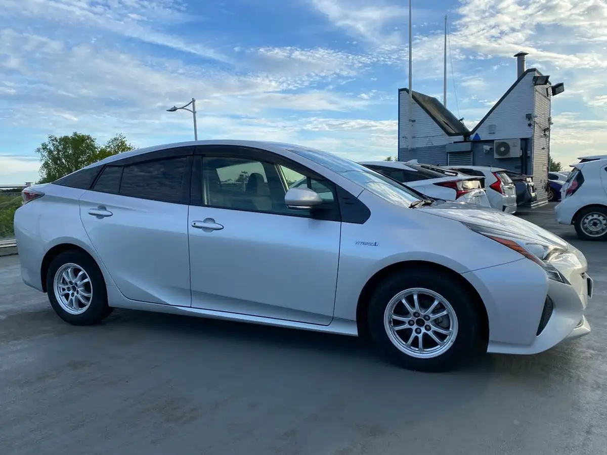 2017-toyota-prius-big-9