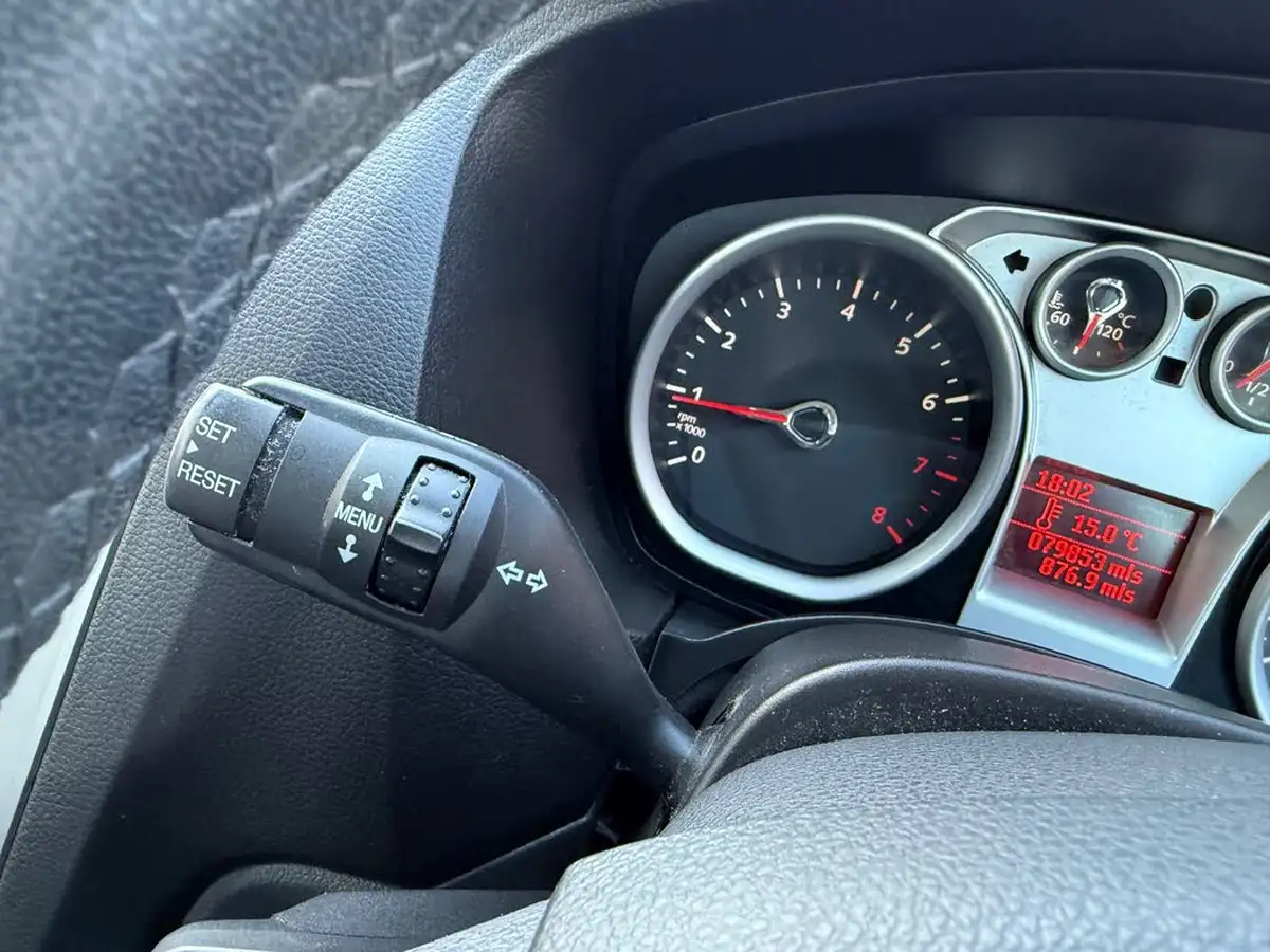 2009-ford-focus-16-zetec-hatchback-3d-big-27