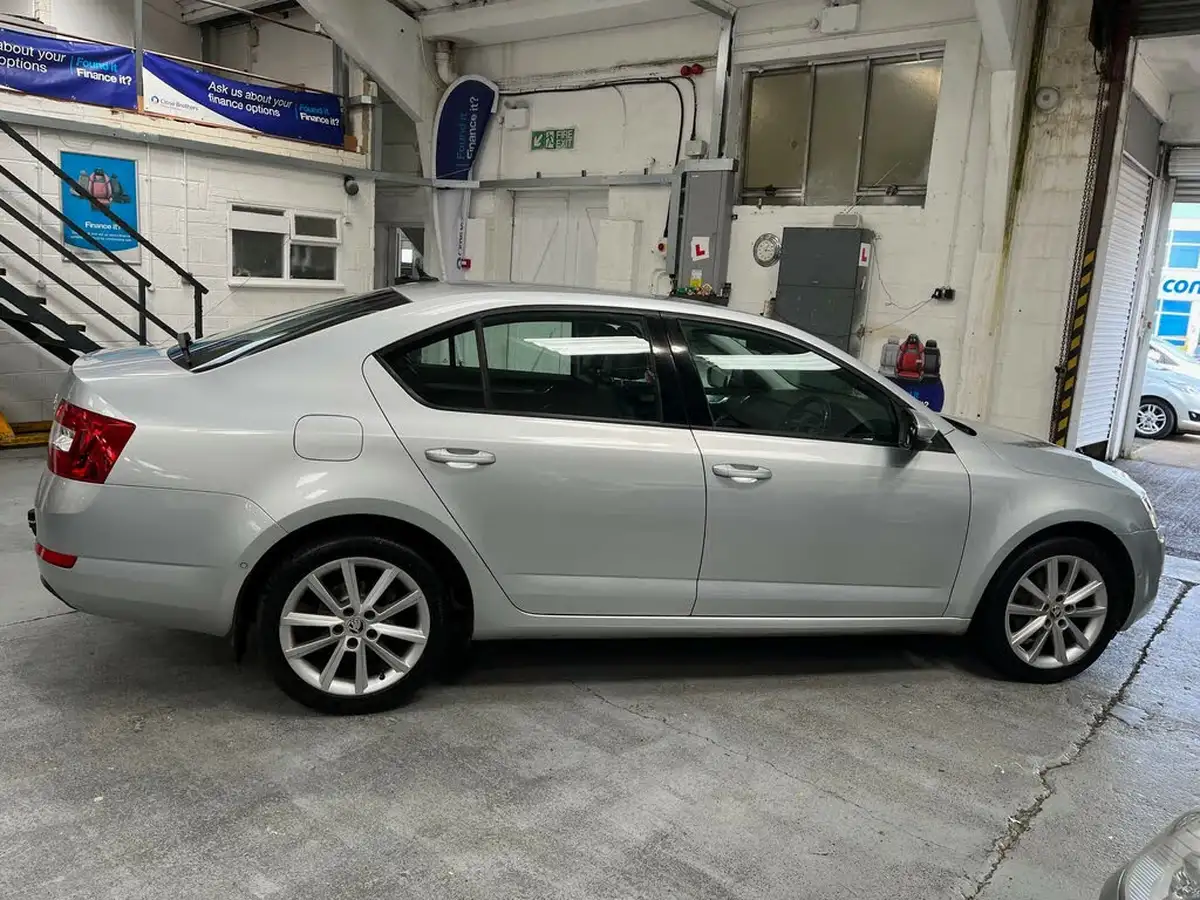 2015-skoda-octavia-20tdi-elegance-hatchback-big-7