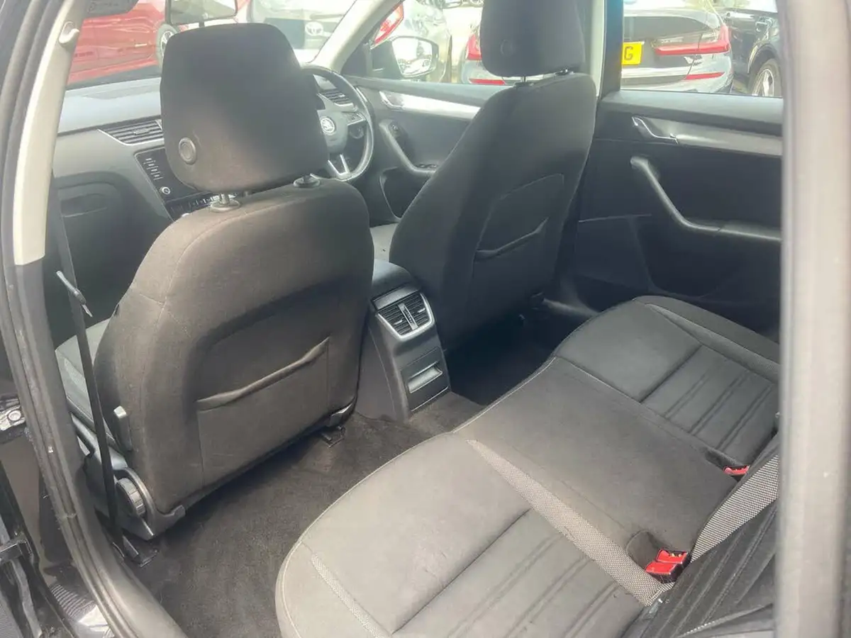2018-skoda-octavia-16tdi-se-scr-estate-dsg-big-30